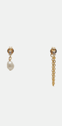 Boucles d’oreilles Ashley Gisel B asymétriques avec cristal Swarovski, une perle d’un côté et une chaîne dorée de l’autre