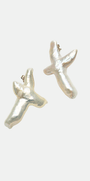 Boucles d’oreilles croix en véritables perles baroques plaqué or 24 carats.
