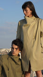 Homme et femme portant le manteau Koto croisé, non doublé, fabriqué à partir de matières upcyclées, avec col asymétrique et fermeture magnétique