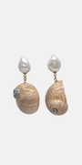 Maxi boucles d’oreilles artisanales en coquillage beige et bleuté avec perles de culture baroques – Plaqué or