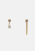 Boucles d’oreilles Ashley Gisel B asymétriques avec cristal Swarovski, une perle d’un côté et une chaîne dorée de l’autre