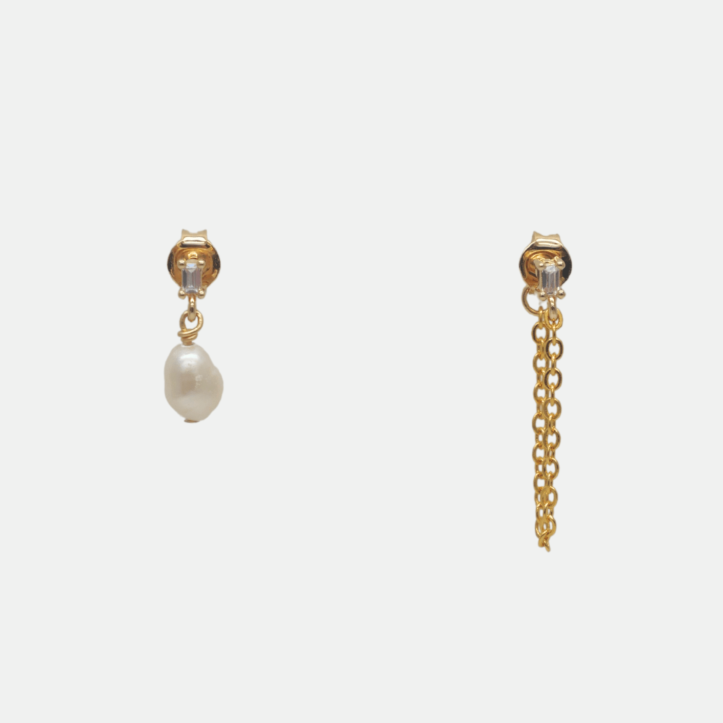 Boucles d’oreilles Ashley Gisel B asymétriques avec cristal Swarovski, une perle d’un côté et une chaîne dorée de l’autre