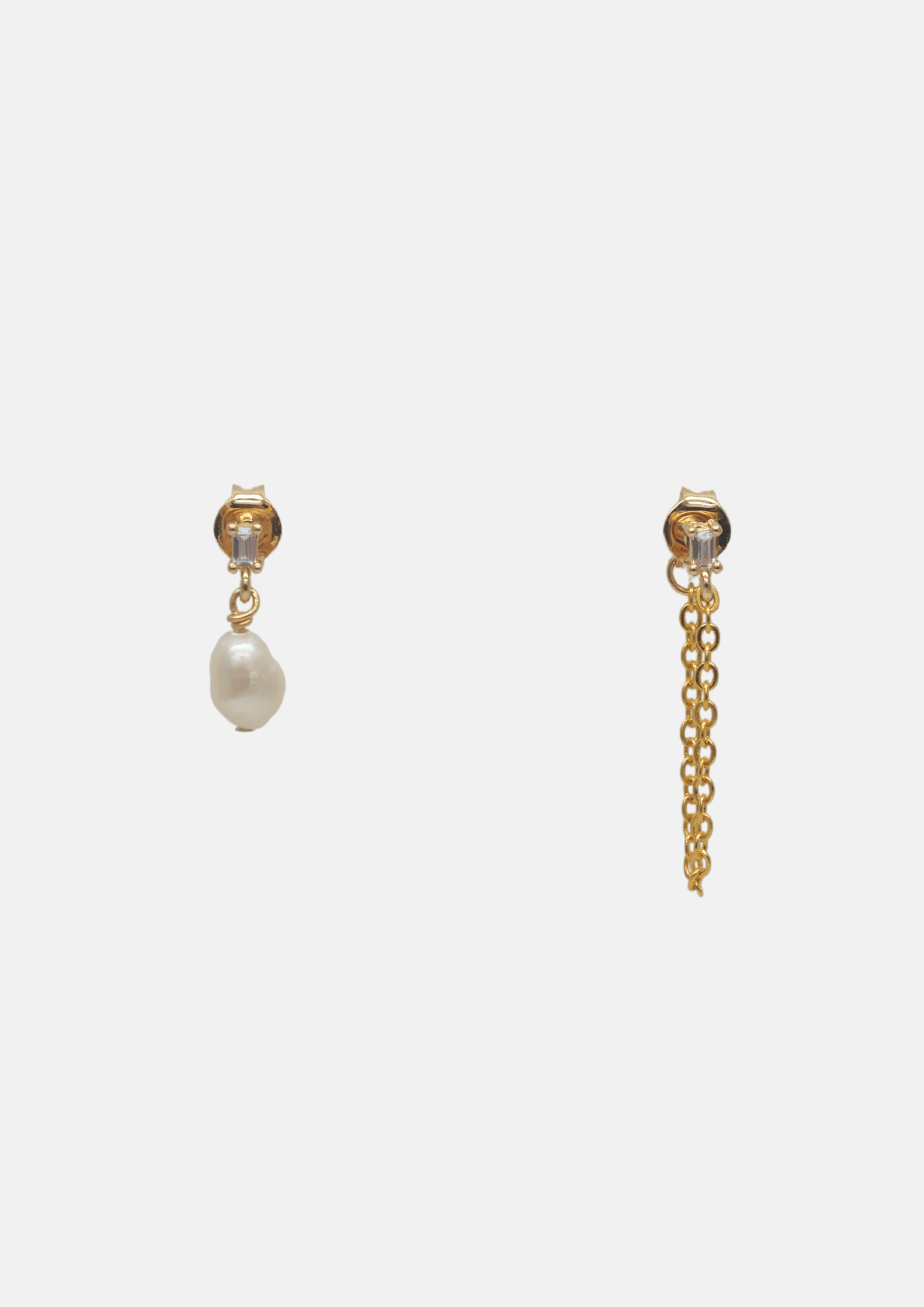 Boucles d’oreilles Ashley Gisel B asymétriques avec cristal Swarovski, une perle d’un côté et une chaîne dorée de l’autre