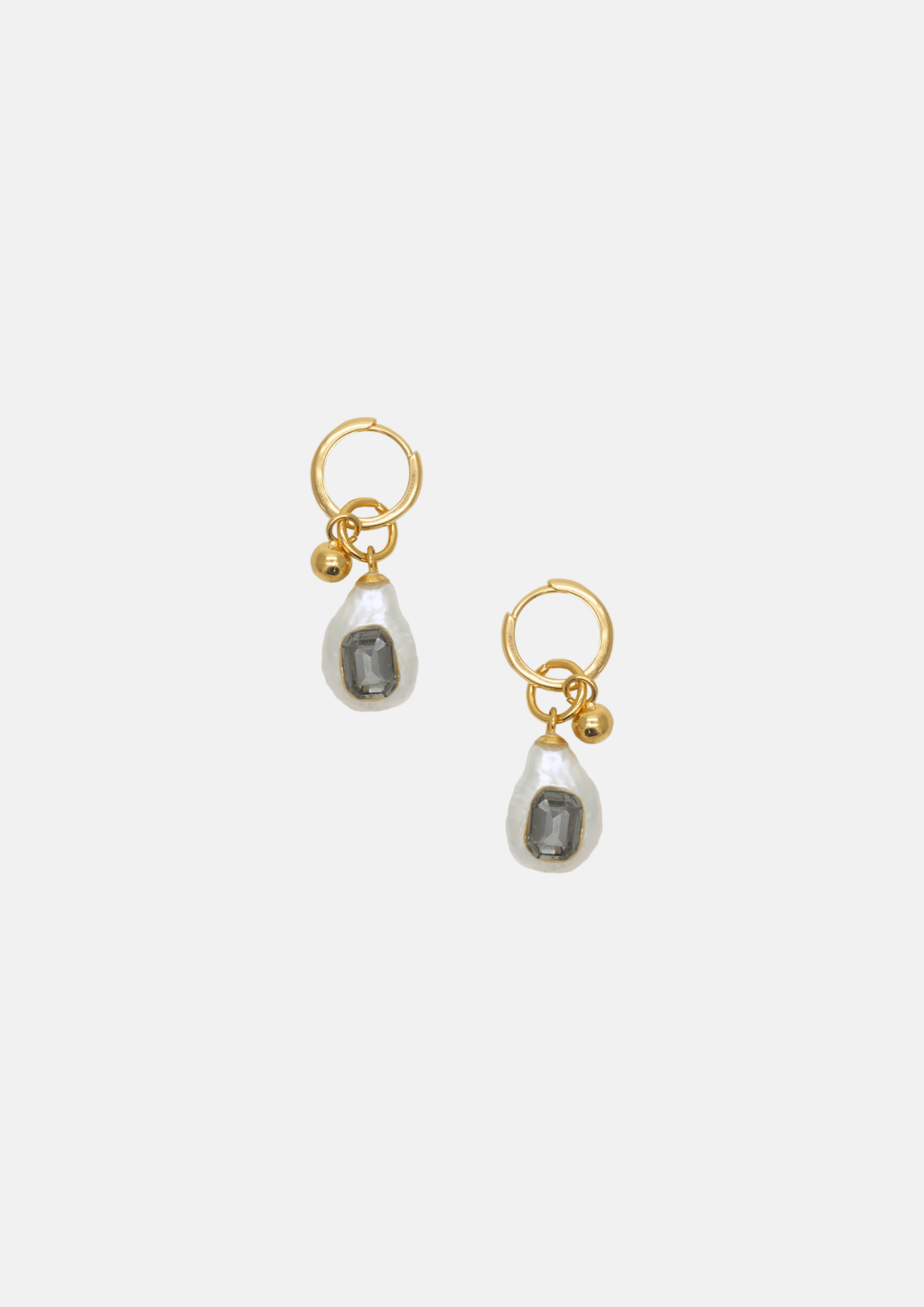 Boucles d’oreilles Ami plaquées or avec perles baroques et pierre noire