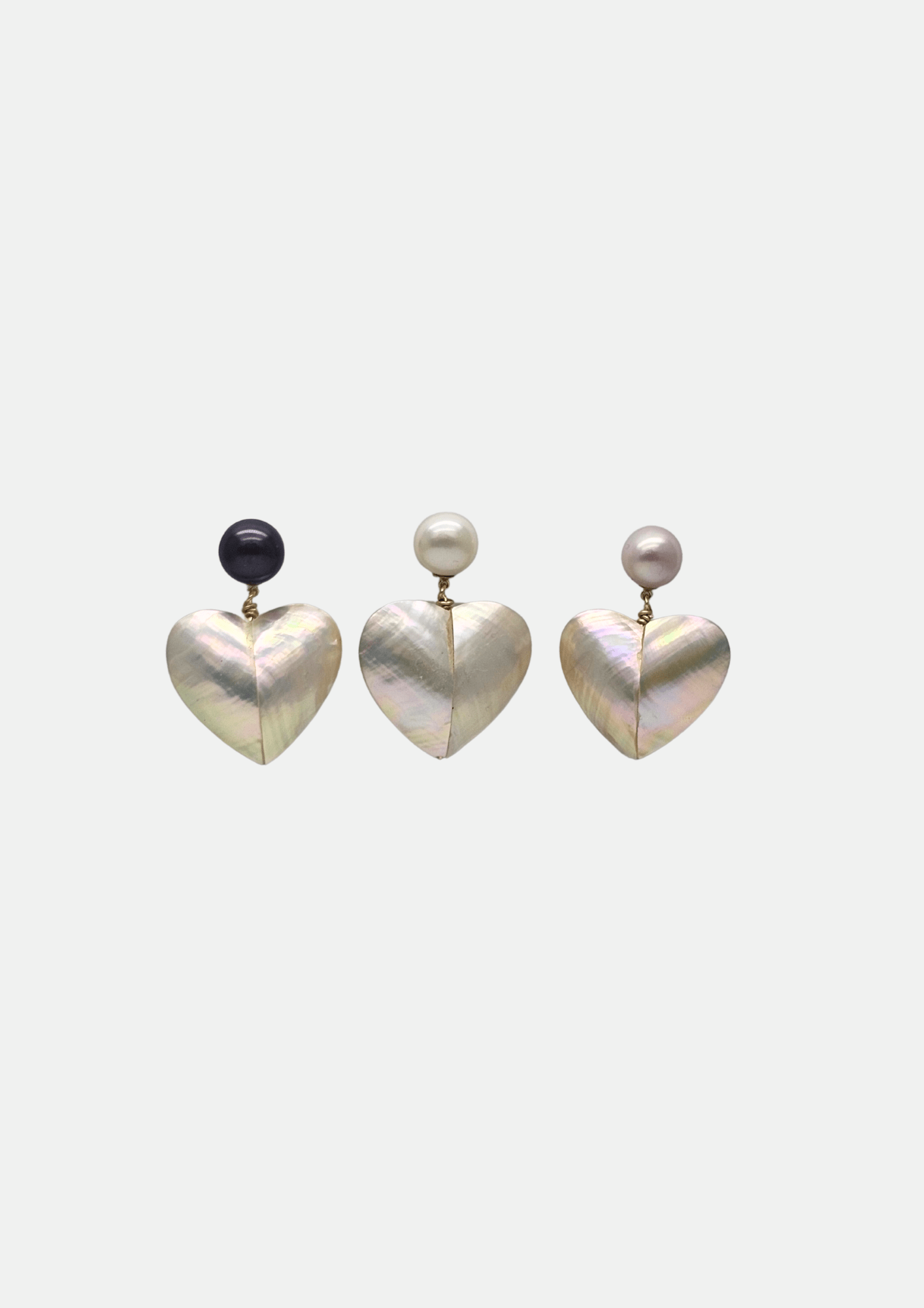 Boucles d’oreilles en cœurs de nacre lumineuse avec perles de culture – 3 coloris (rosé, bleu nuit, blanc)
