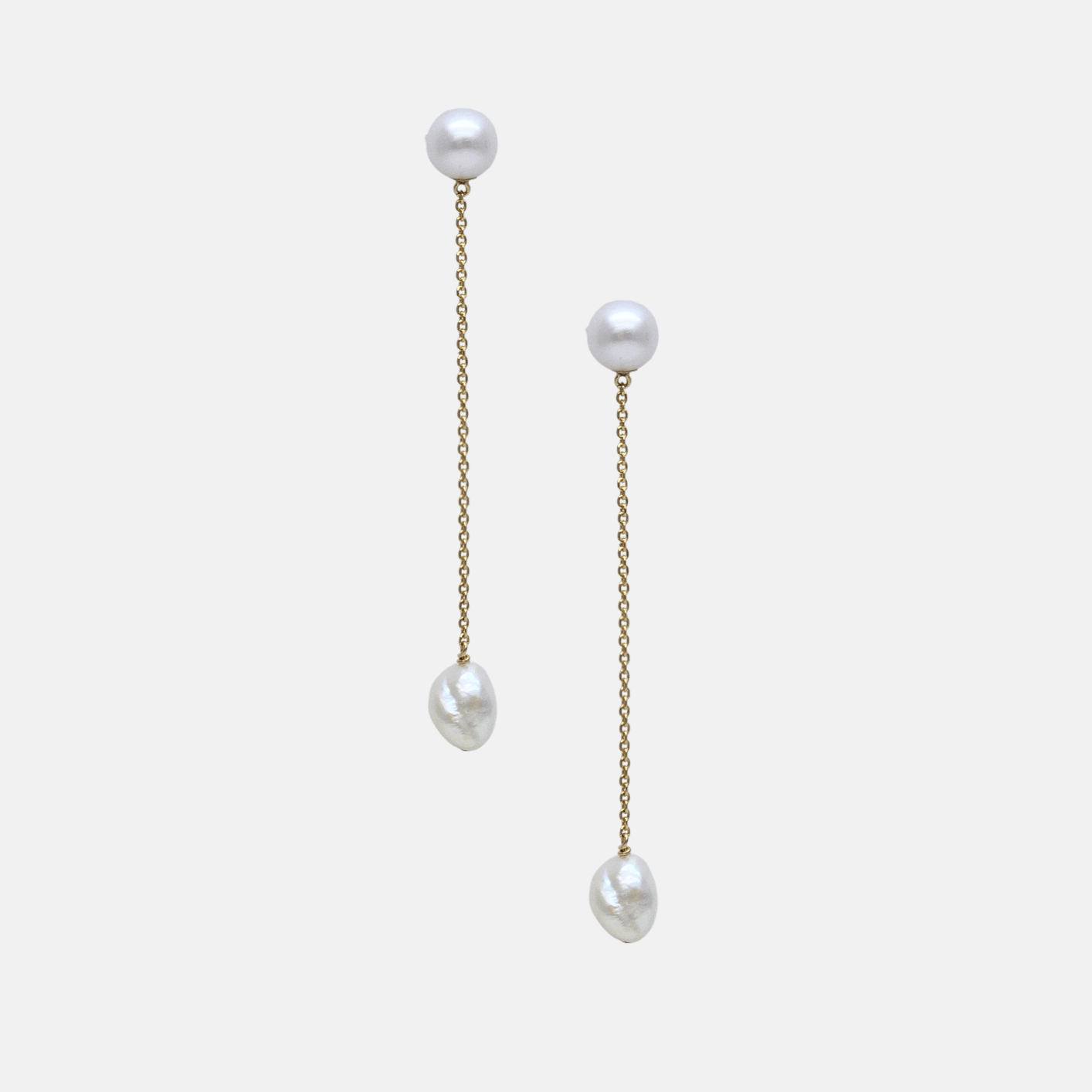 Boucles d’oreilles pendantes fines Gisel B avec perles naturelles sur chaîne dorée