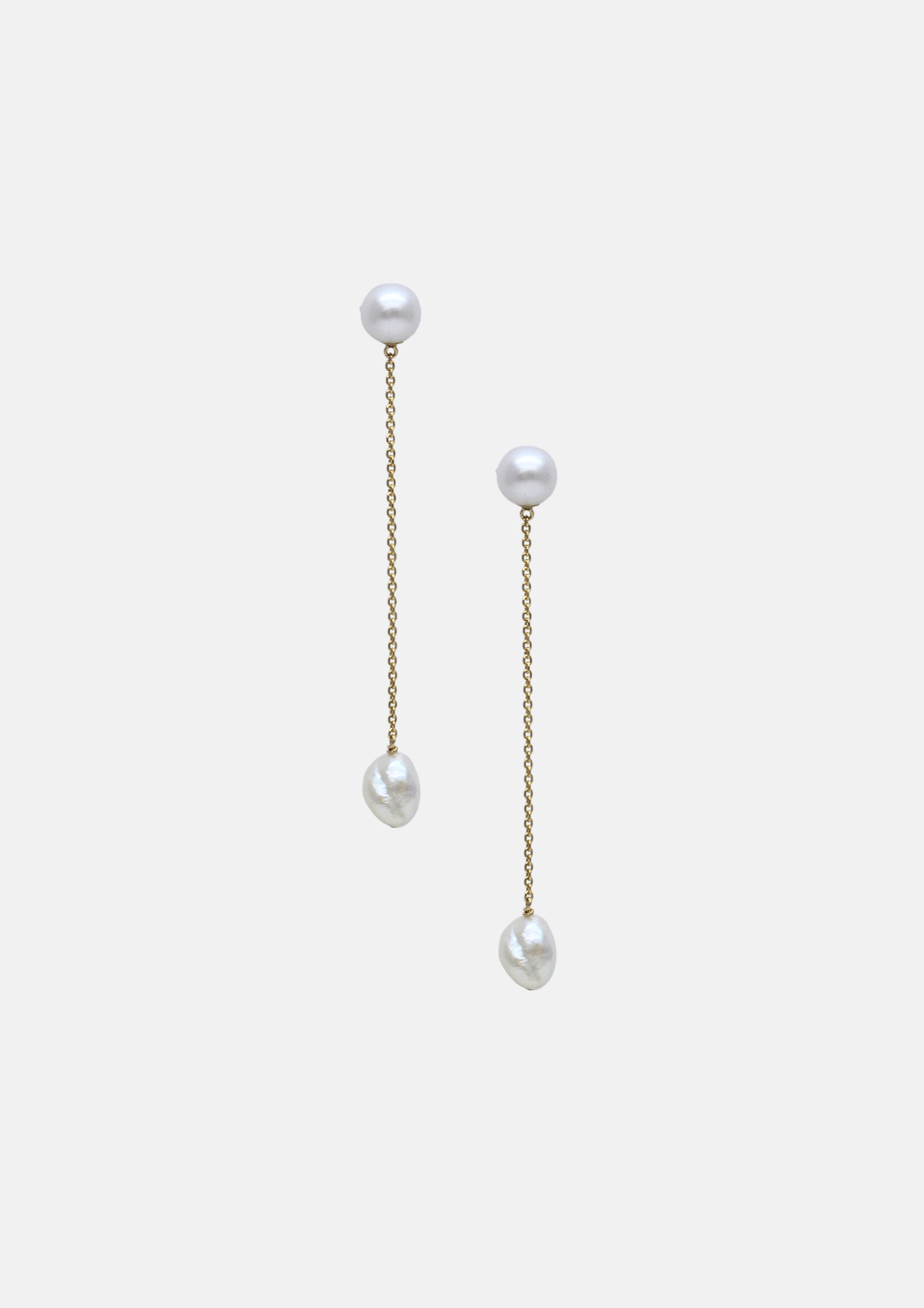 Boucles d’oreilles pendantes fines Gisel B avec perles naturelles sur chaîne dorée