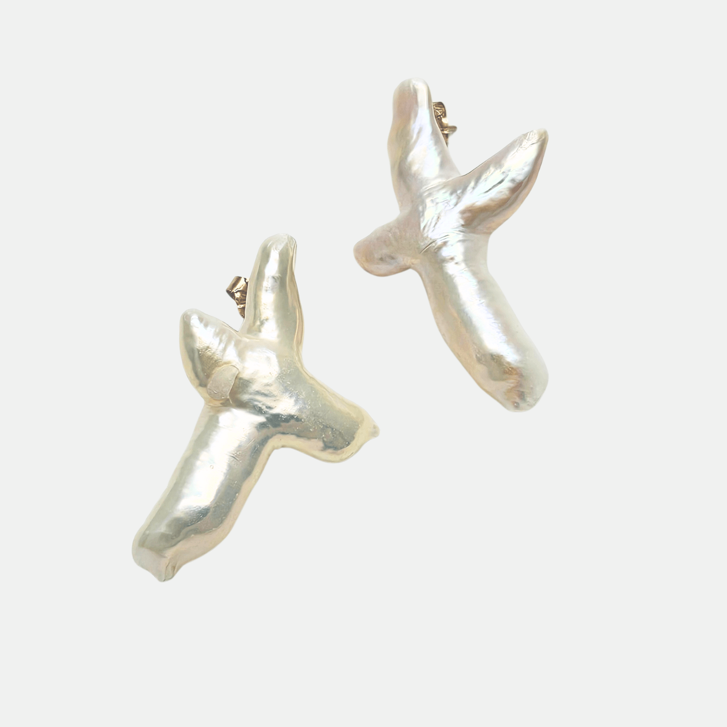 Boucles d’oreilles croix en véritables perles baroques plaqué or 24 carats.