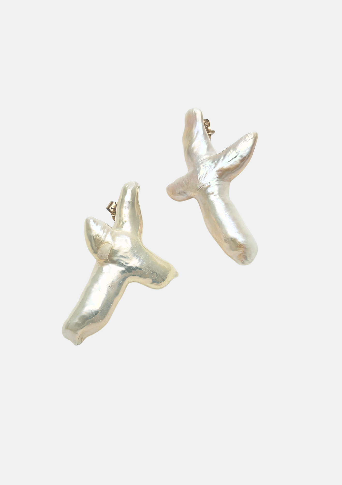 Boucles d’oreilles croix en véritables perles baroques plaqué or 24 carats.