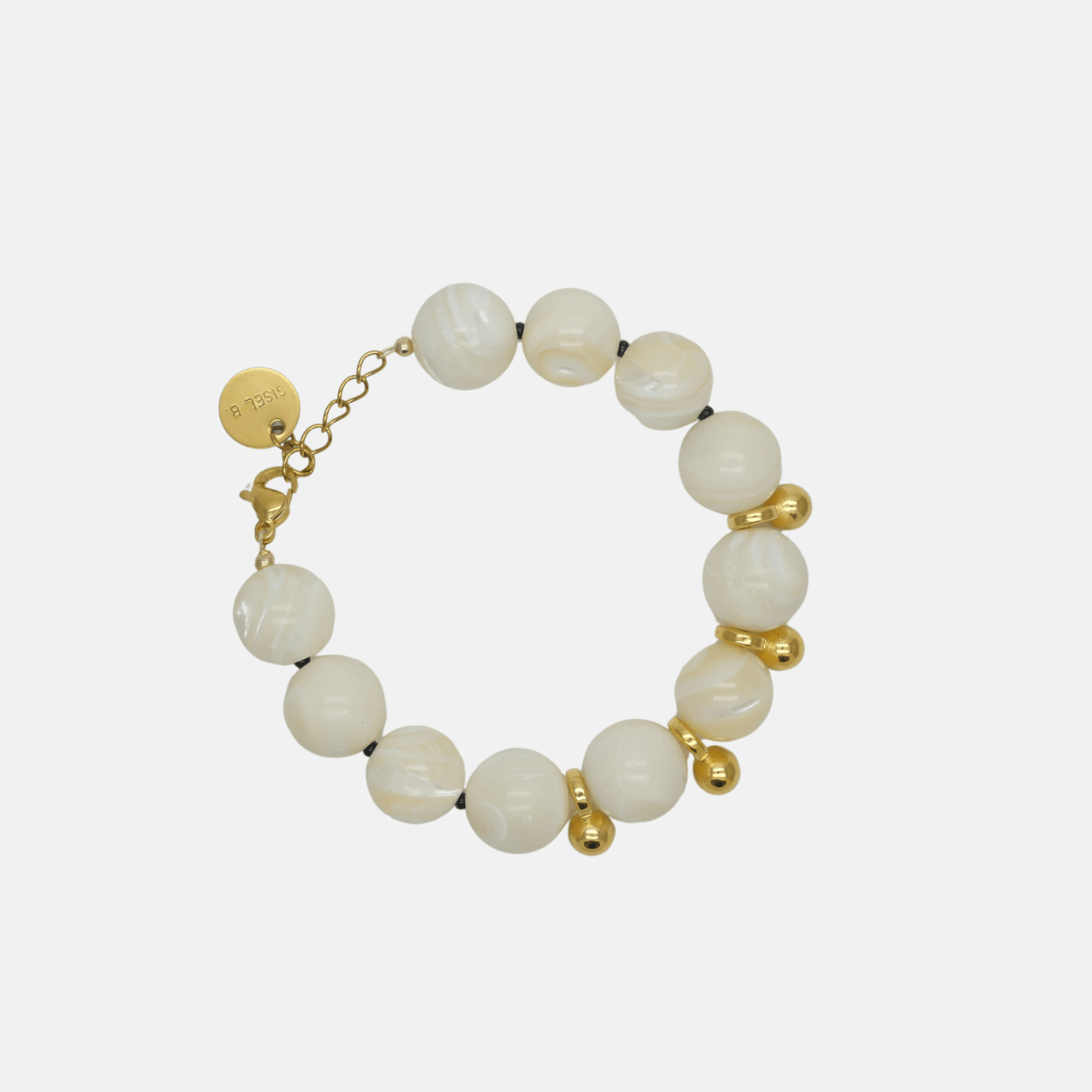 Bracelet Billie en perles de nacre et détails dorés, bijou artisanal élégant