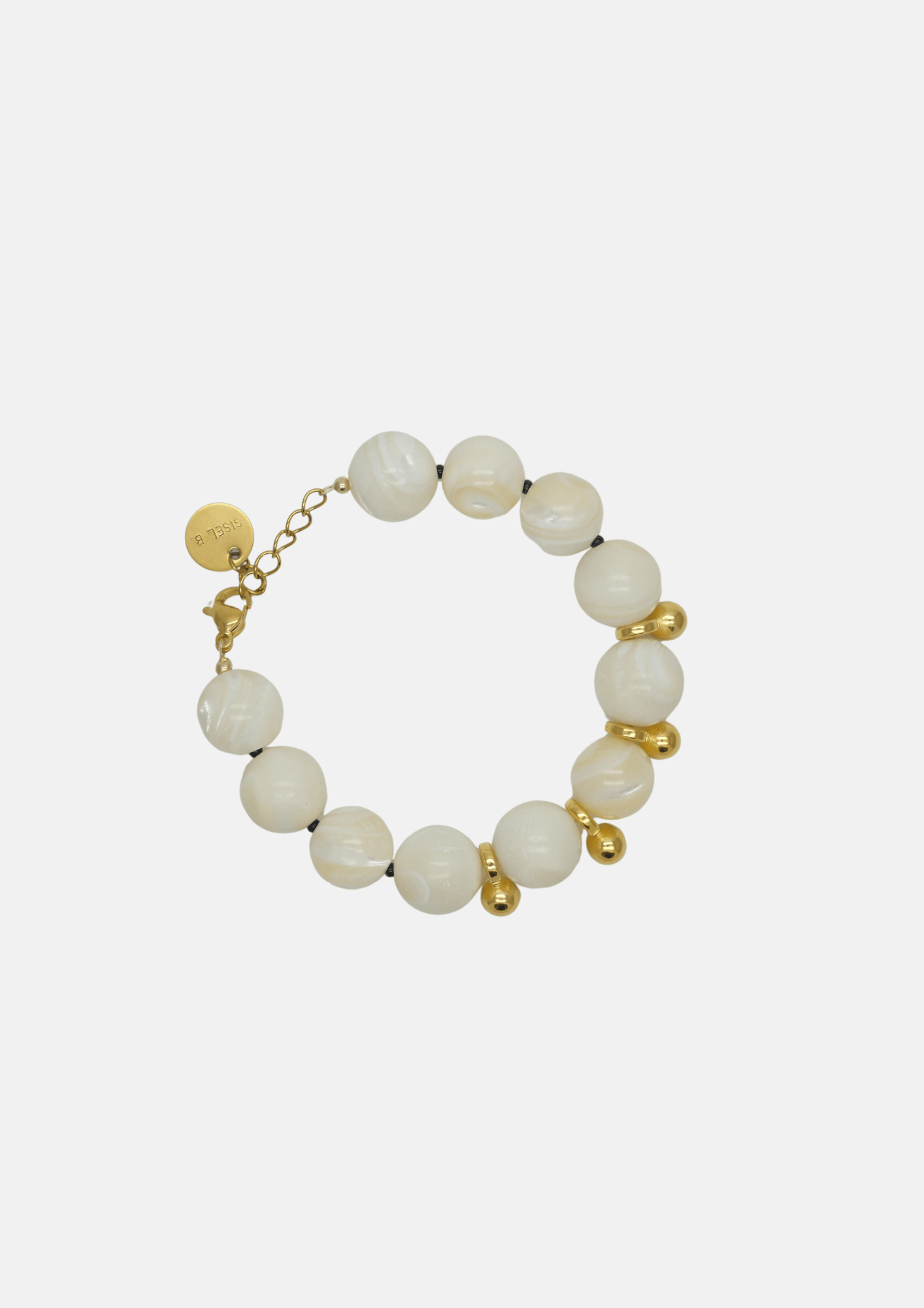 Bracelet Billie en perles de nacre et détails dorés, bijou artisanal élégant