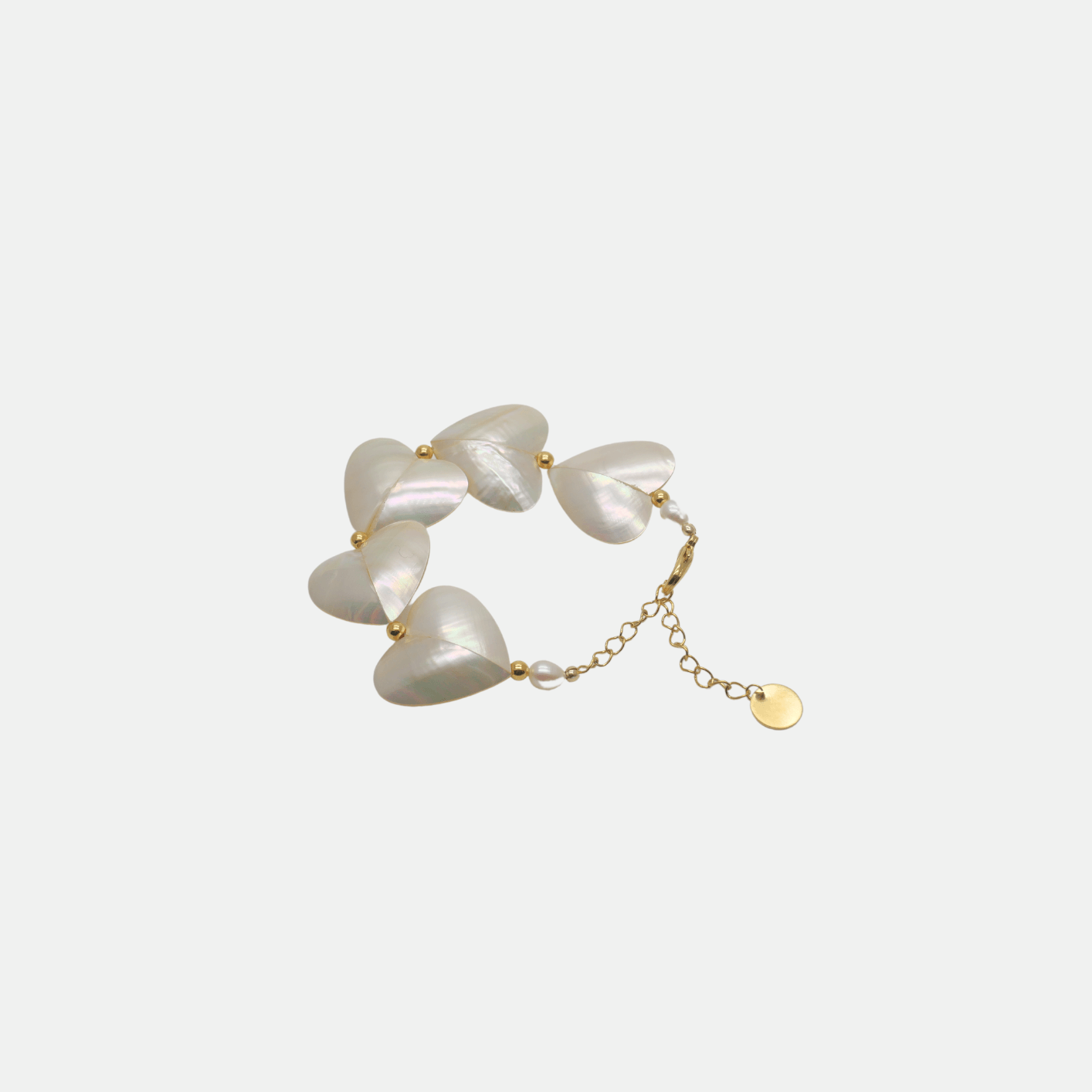 Bracelet Gisel B avec cœurs en nacre et perles baroques, plaqué or 24K, bijou artisanal ajustable