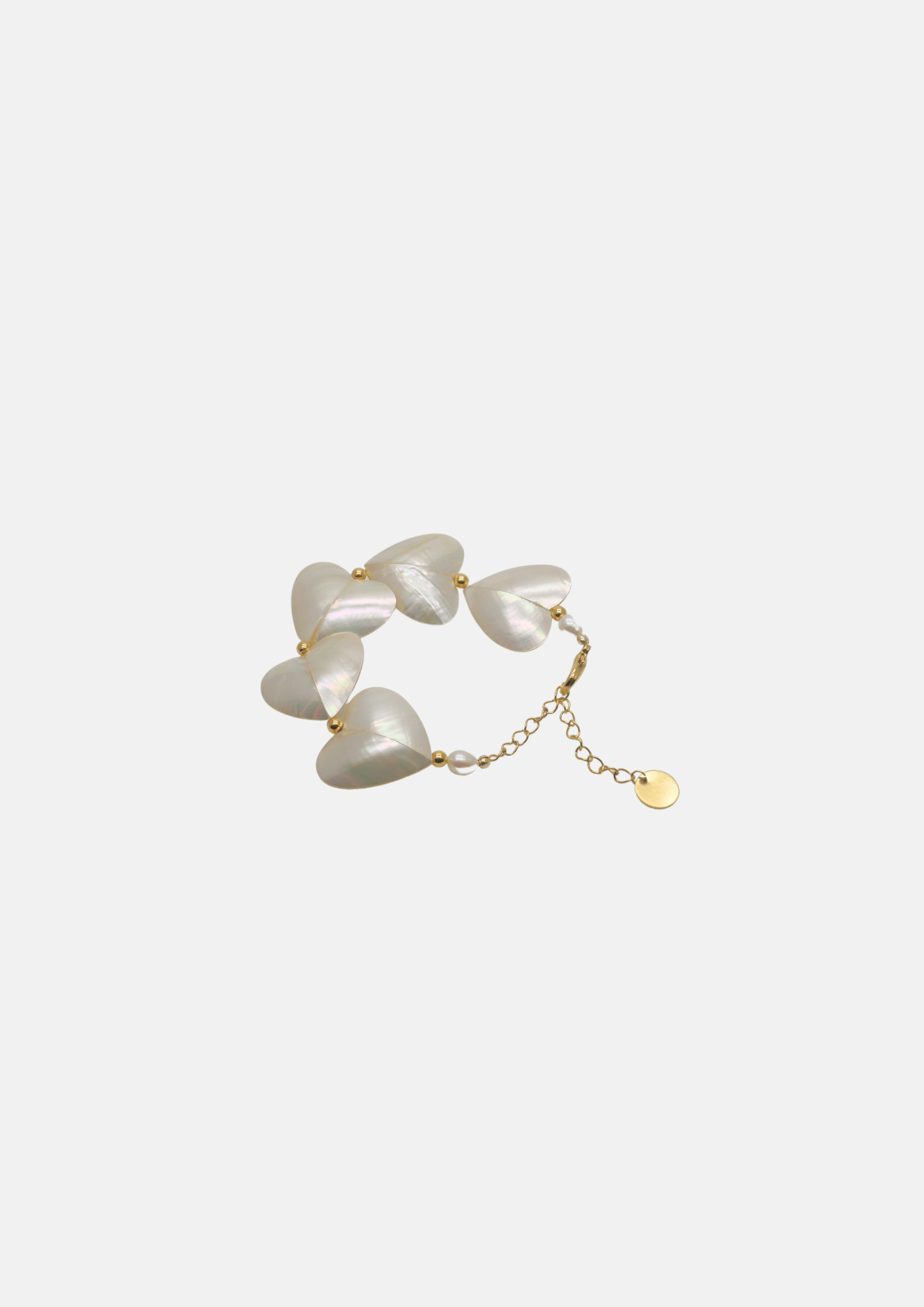 Bracelet Gisel B avec cœurs en nacre et perles baroques, plaqué or 24K, bijou artisanal ajustable