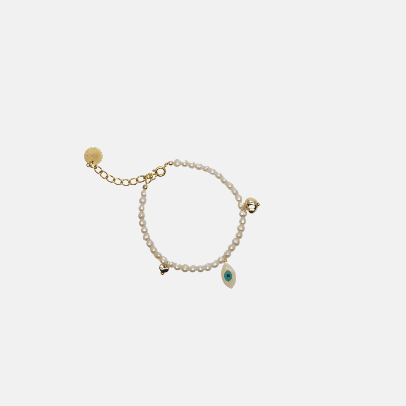 Bracelet Grigri Chipote pas x Gisel B en perles de culture et nacre, bijou artisanal porte-bonheur.