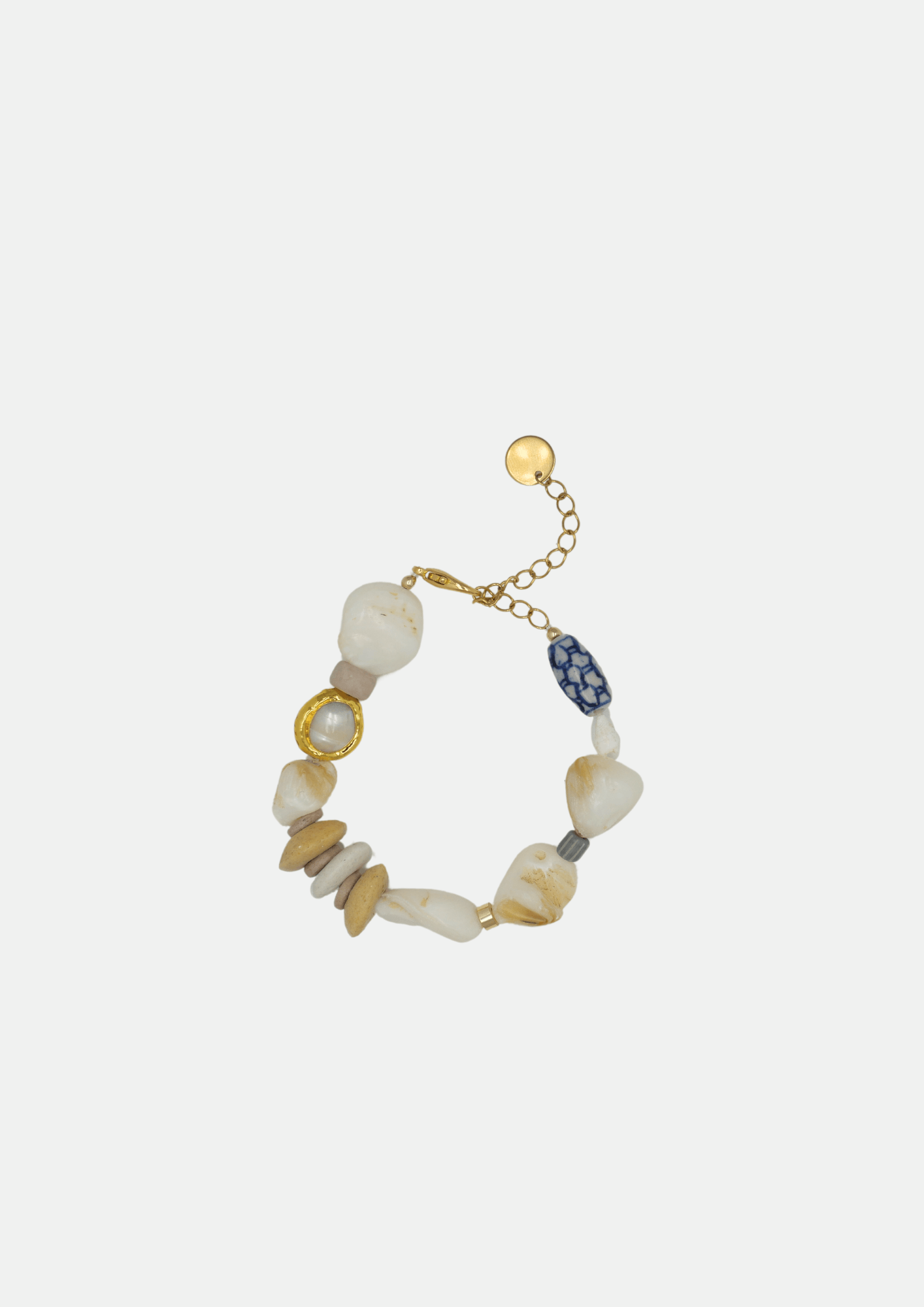 Bracelet Morgan en perles artisanales multicolores et finitions dorées, bijou unique et élégant.