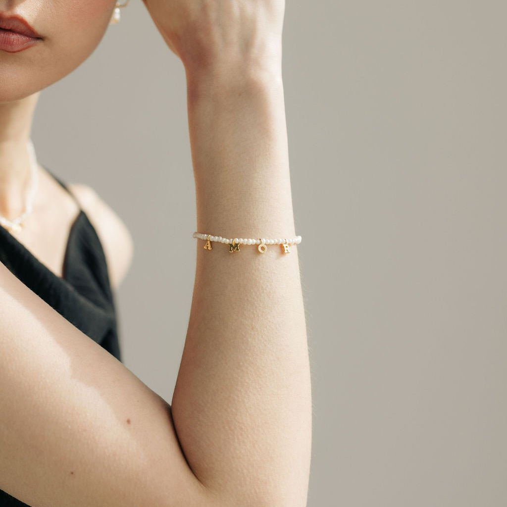 Bracelet personnalisable en perles de culture avec lettres dorées – Modèle Rime
