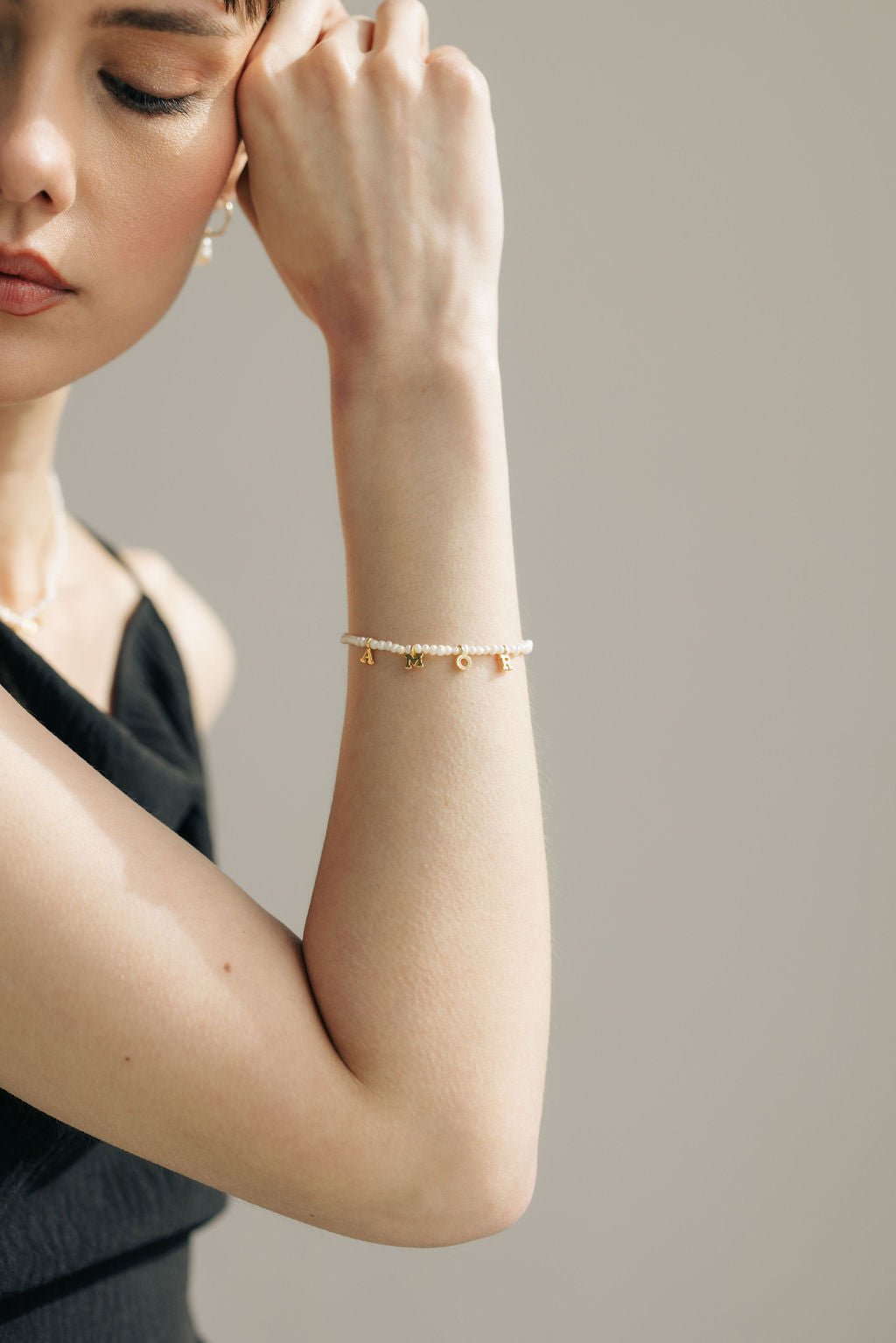 Bracelet personnalisable en perles de culture avec lettres dorées – Modèle Rime