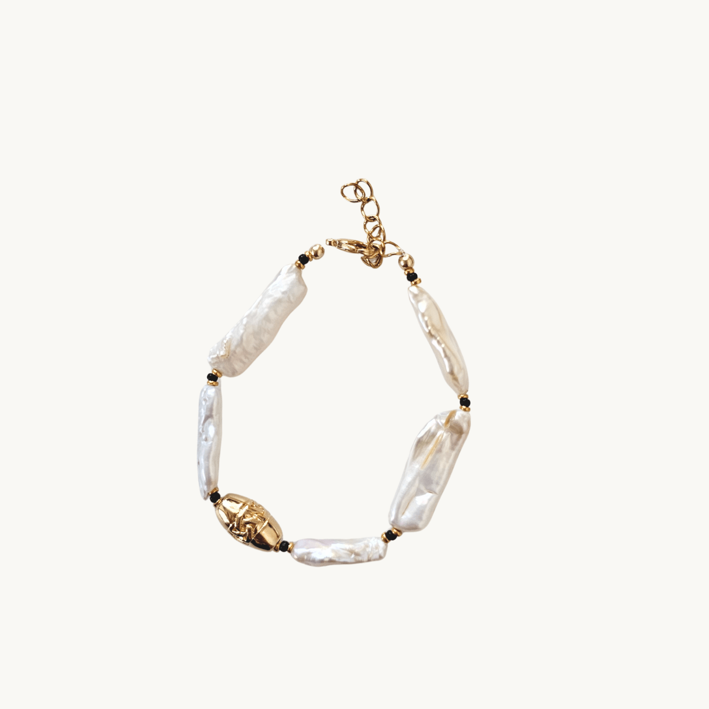 Bracelet Gisel B en perles baroques avec scarabée doré plaqué or 24K, bijou artisanal élégant et ajustable