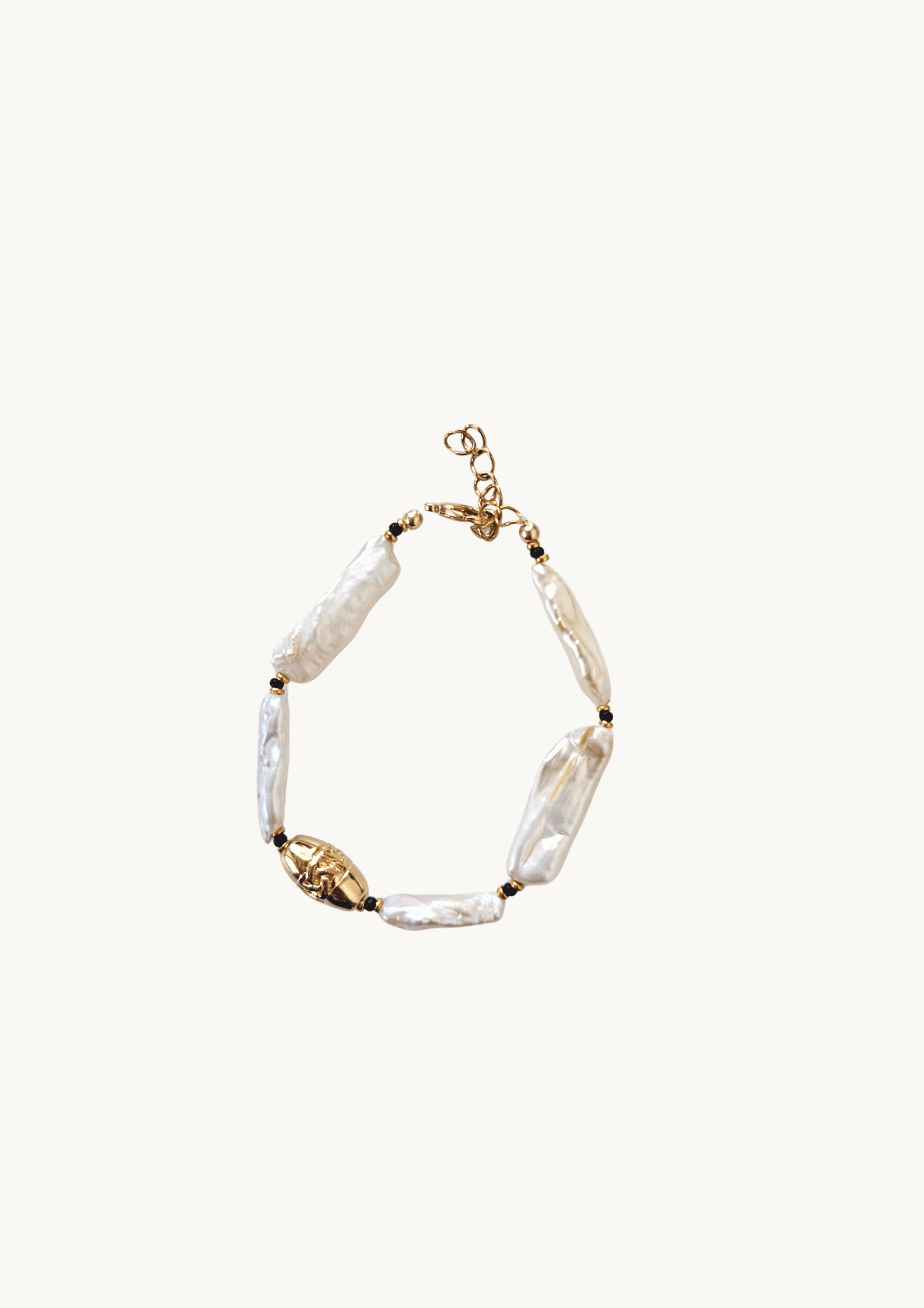 Bracelet Gisel B en perles baroques avec scarabée doré plaqué or 24K, bijou artisanal élégant et ajustable