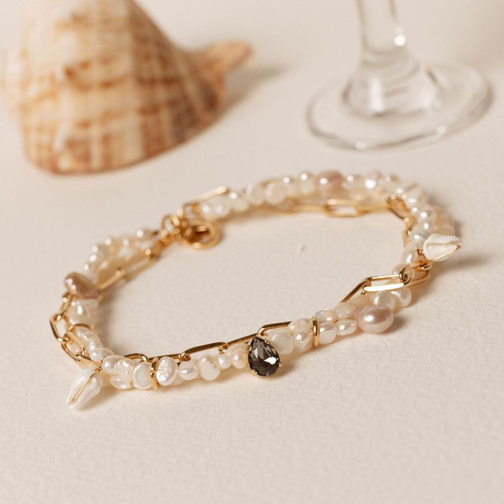 Bracelet grigri en perles de culture blanches et rosées avec cristal Swarovski noir, chaîne plaqué or 24 carats – Gisel B
