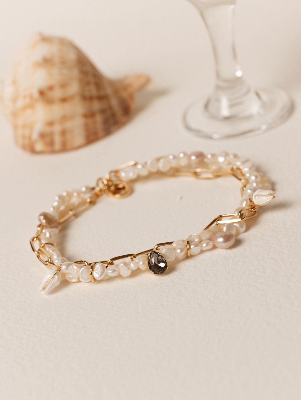 Bracelet grigri en perles de culture blanches et rosées avec cristal Swarovski noir, chaîne plaqué or 24 carats – Gisel B