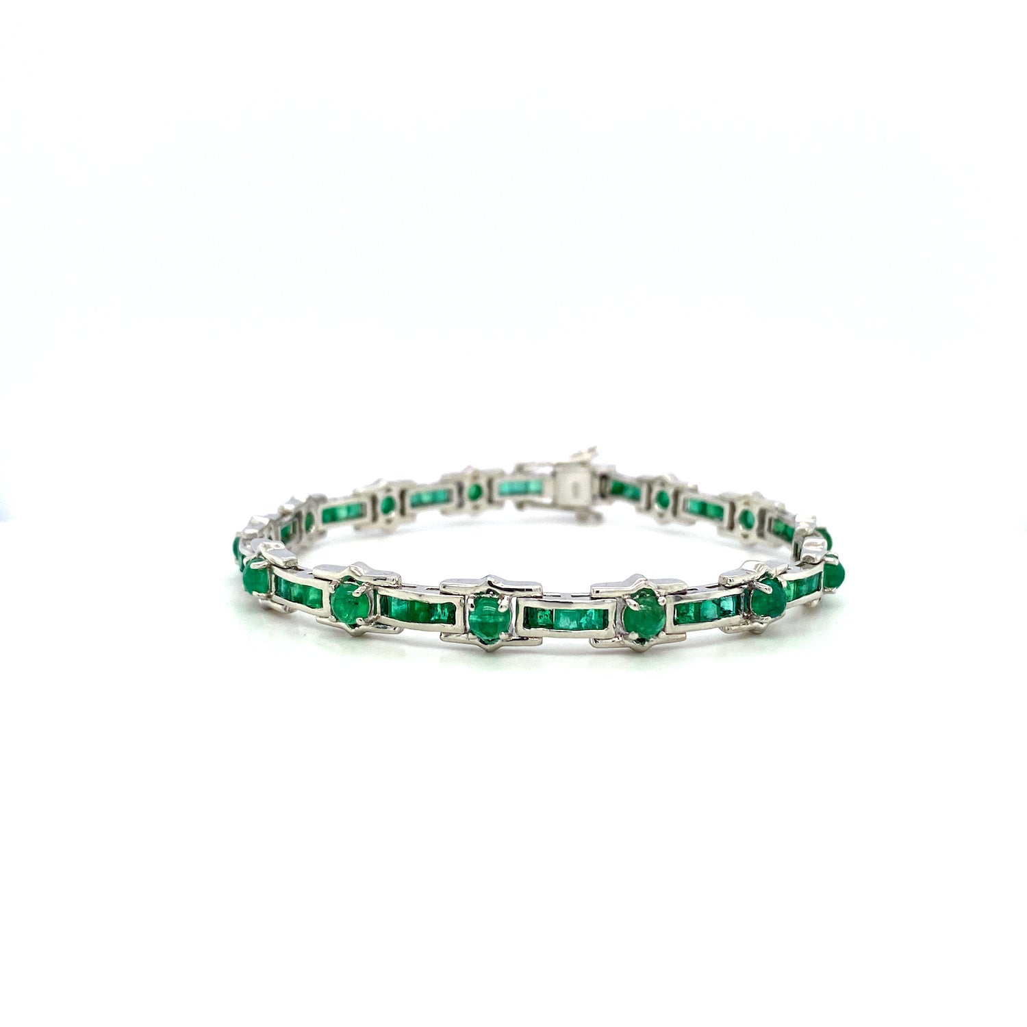 Texte ALT : Bracelet en argent sterling 925 avec émeraudes naturelles, coupe ovale et baguette, monté en motif élégant.