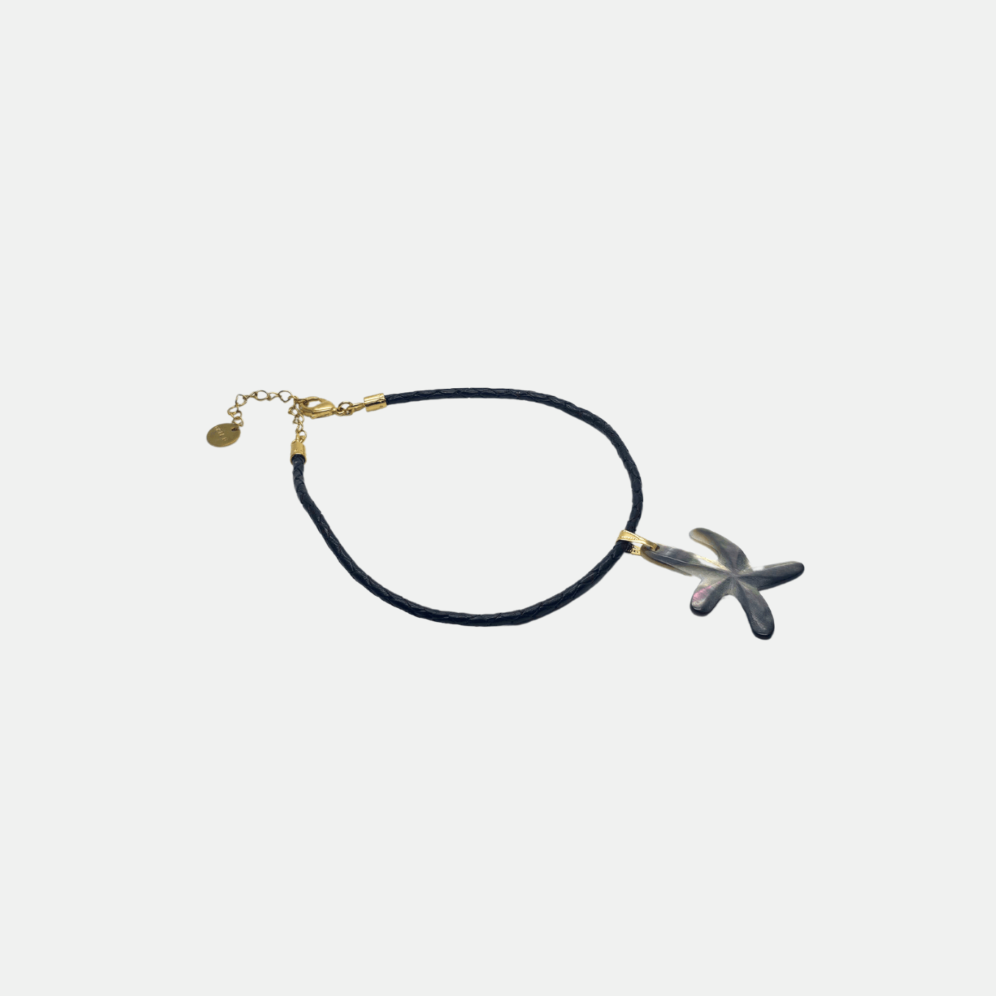 Choker en cuir noir avec pendentif étoile de mer en nacre irisée, bijou artisanal chic et marin.