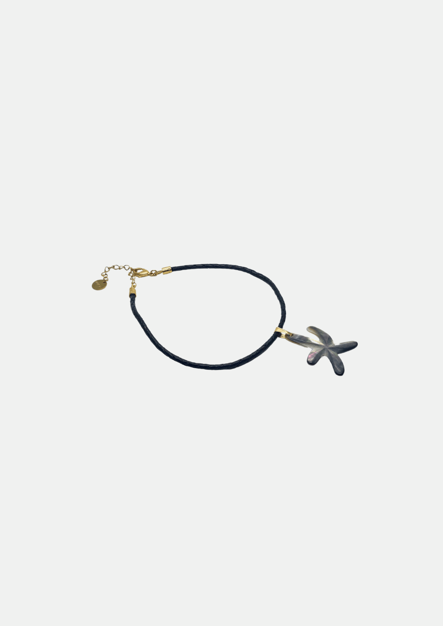 Choker en cuir noir avec pendentif étoile de mer en nacre irisée, bijou artisanal chic et marin.