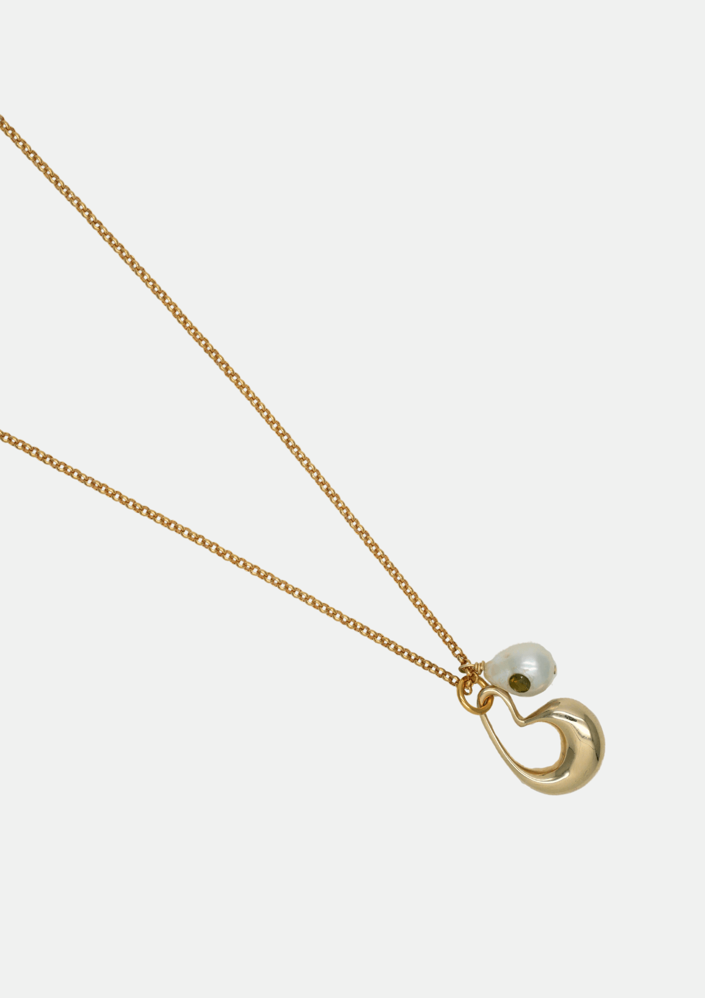 Collier Elena en plaqué or 24 carats avec pendentif abstrait et perle de culture baroque sertie d’un cristal.