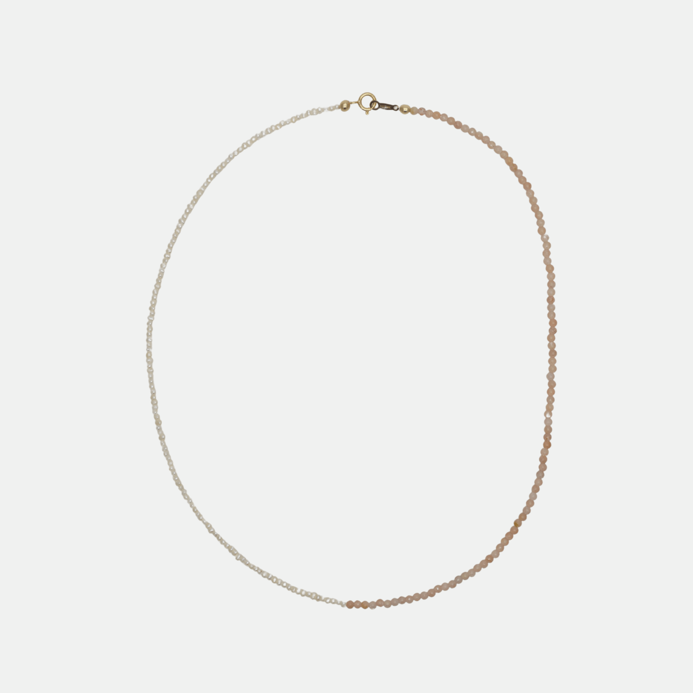 Collier Emmie bi-matière en perles de culture et pierres semi-précieuses, monté sur plaqué or.