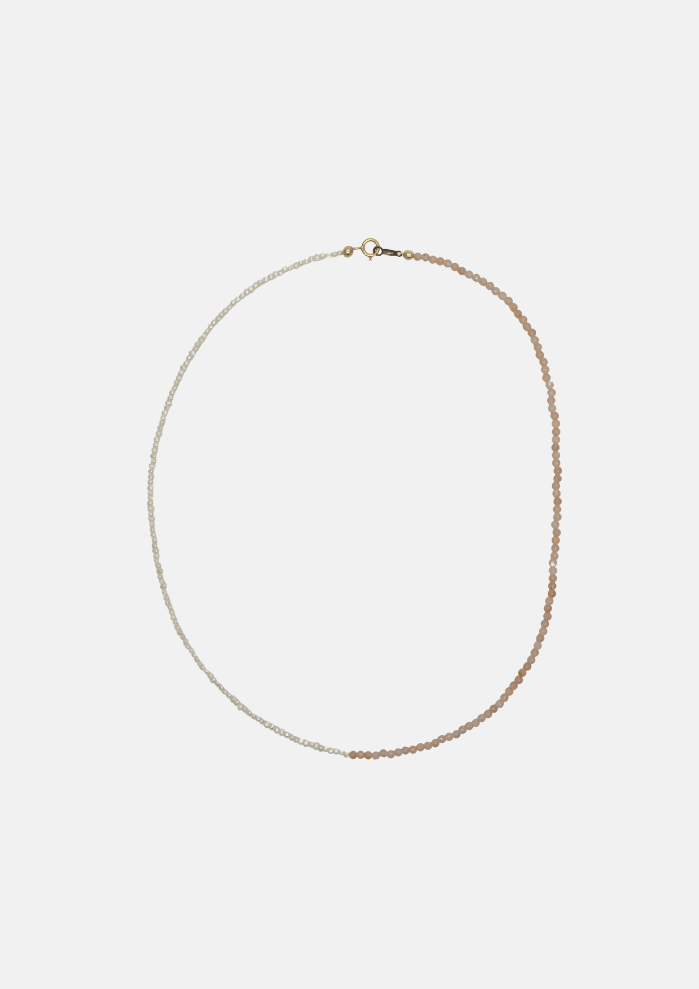Collier Emmie bi-matière en perles de culture et pierres semi-précieuses, monté sur plaqué or.