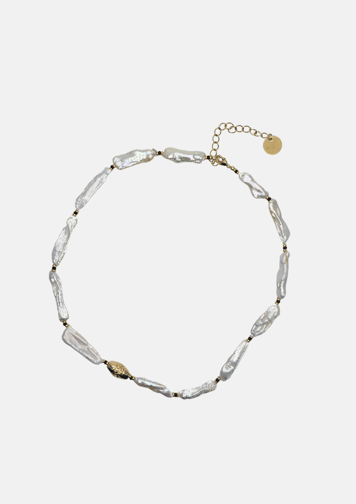 Collier Gisel B en perles baroques avec scarabée doré plaqué or 24K, bijou artisanal élégant et ajustable