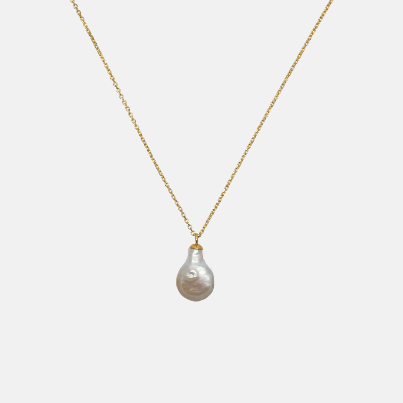Collier Sienna en chaîne plaqué or avec perle de culture baroque unique.