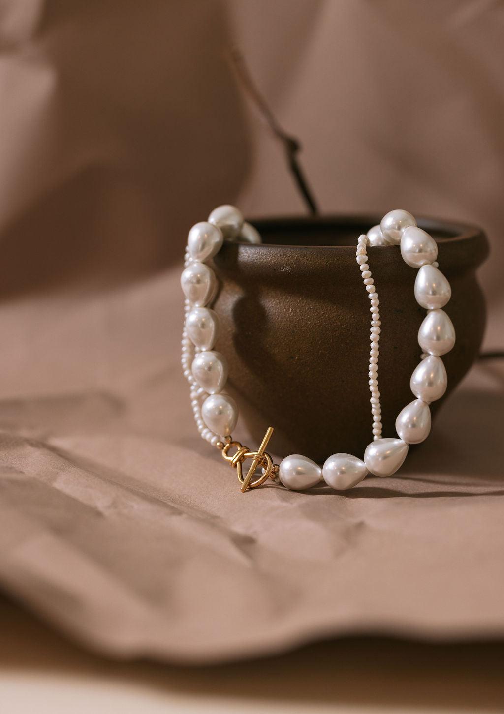 Collier baroque en nacre et perles de culture avec cœurs lumineux – disponible en rosé, bleu nuit et blanc