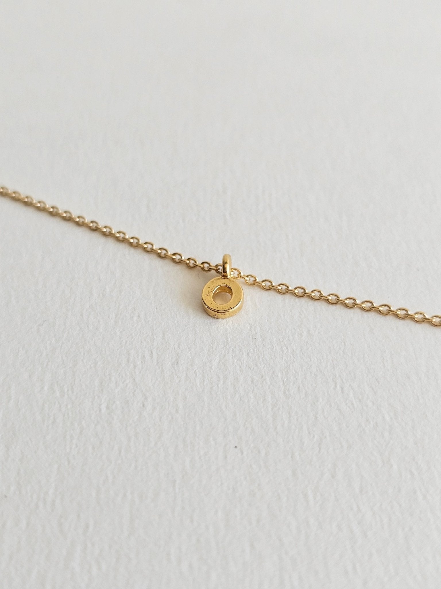 Collier chaîne fine en plaqué or 24 carats avec pendentif lettre personnalisable Gisel B