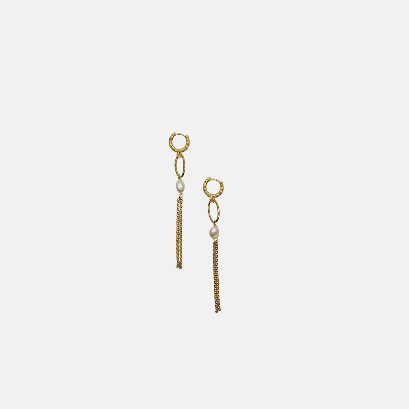 Boucles d’oreilles créoles longues femme en plaqué or avec perle fine – bijou artisanal Gisel B