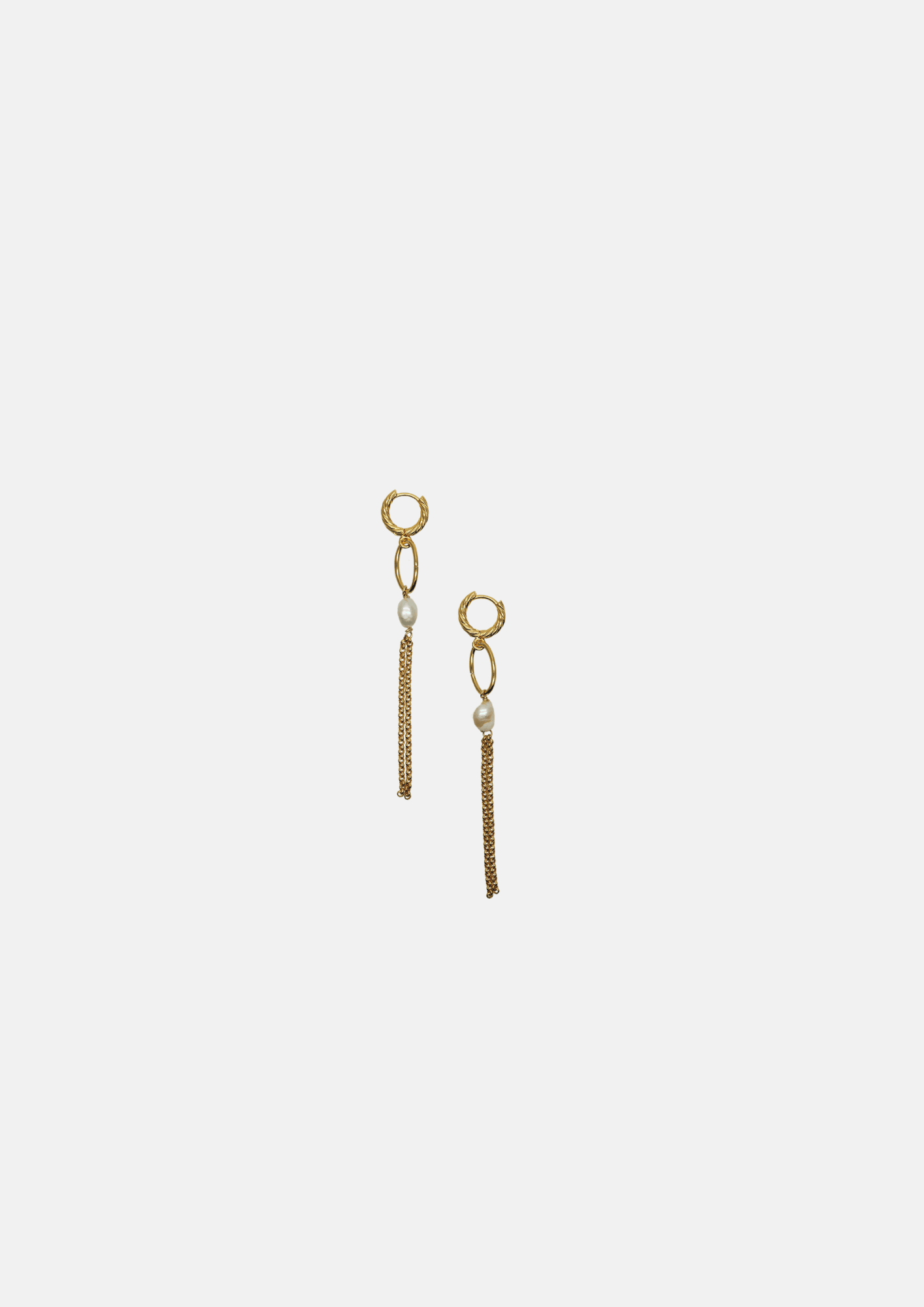 Boucles d’oreilles créoles longues femme en plaqué or avec perle fine – bijou artisanal Gisel B