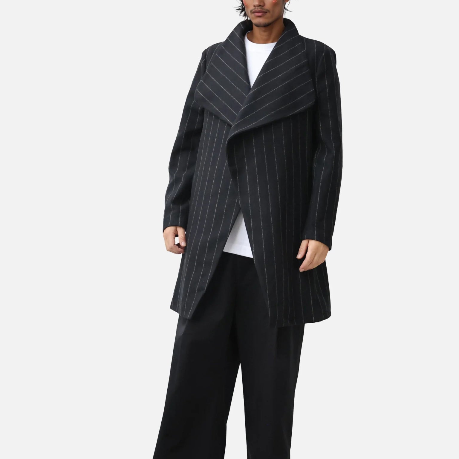 Homme portant un manteau Koto croisé à rayures, non doublé, confectionné en lainage upcyclé avec fermeture magnétique invisible et coupe oversize