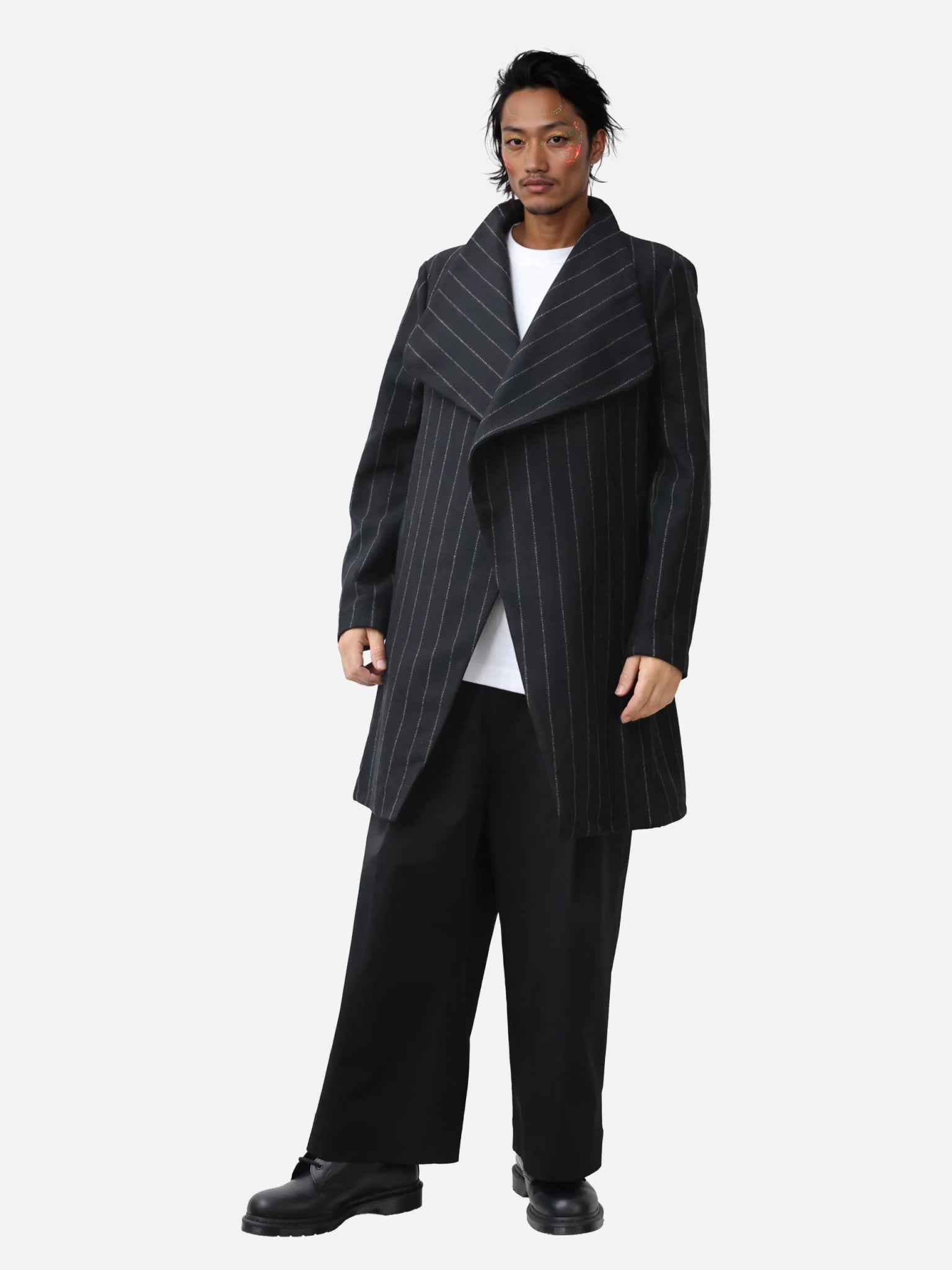 Homme portant un manteau Koto croisé à rayures, non doublé, confectionné en lainage upcyclé avec fermeture magnétique invisible et coupe oversize