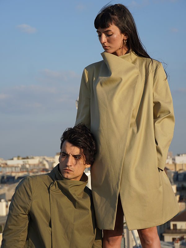 Homme et femme portant le manteau Koto croisé, non doublé, fabriqué à partir de matières upcyclées, avec col asymétrique et fermeture magnétique