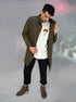 Homme portant un manteau Koto kaki croisé, non doublé, confectionné en tissu upcyclé, avec fermeture magnétique et coupe asymétrique, look urbain casual