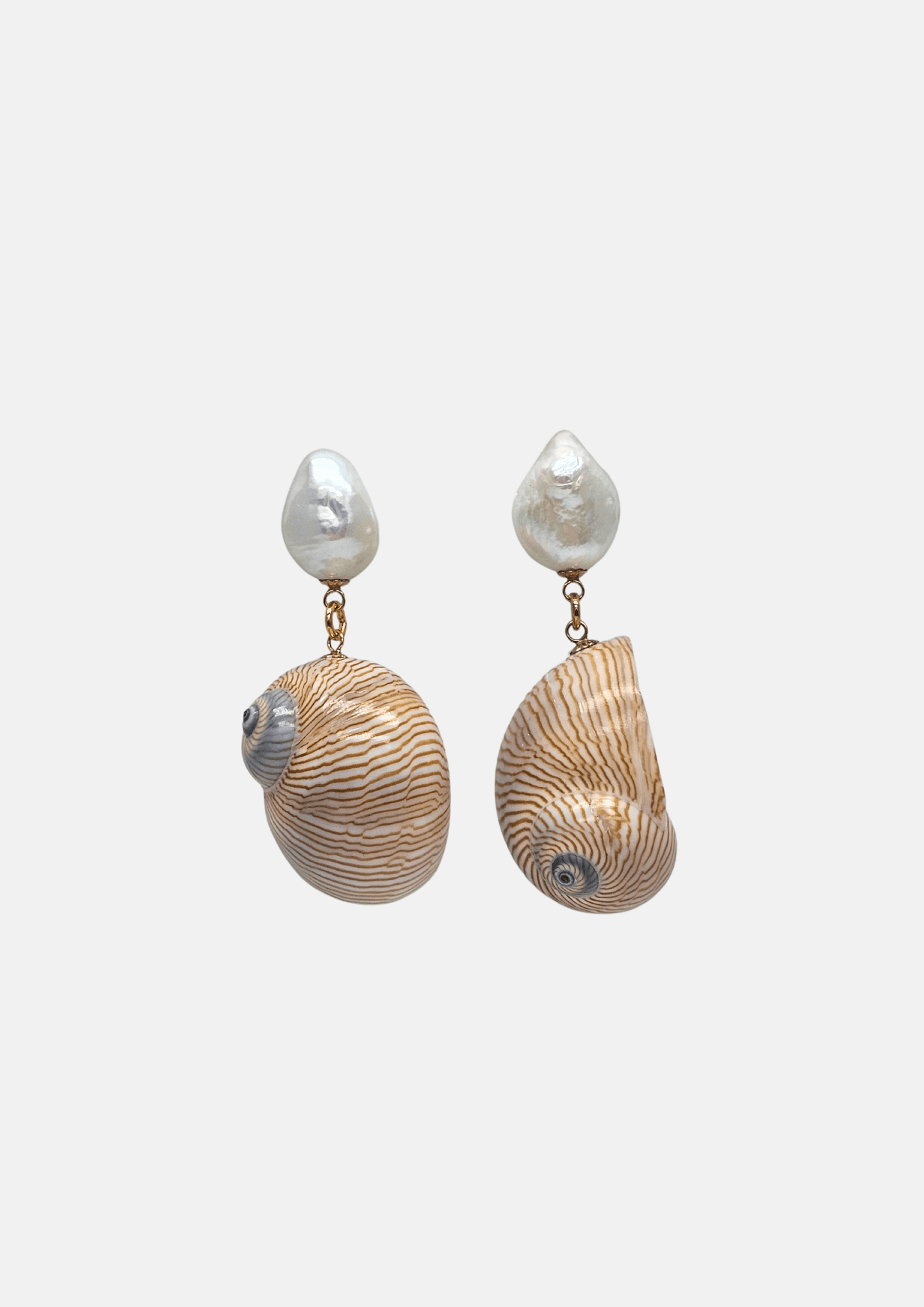 Maxi boucles d’oreilles artisanales en coquillage beige et bleuté avec perles de culture baroques – Plaqué or