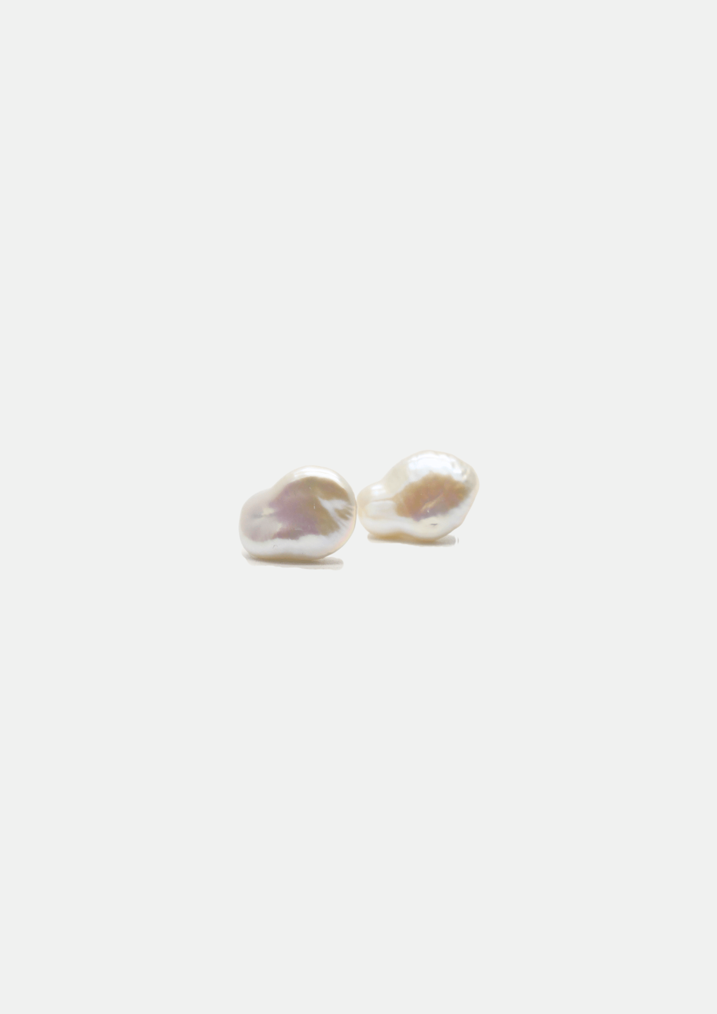 Puces d’oreilles Sienna en perles baroques blanches montées sur plaqué or – Bijou unisexe artisanal et intemporel