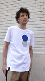 Homme portant un t-shirt blanc en coton bio avec imprimé graphique bleu sérigraphié, série limitée produite localement