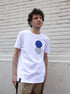 Homme portant un t-shirt blanc en coton bio avec imprimé graphique bleu sérigraphié, série limitée produite localement