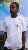Homme portant un t-shirt gris clair à logo sérigraphié noir sur la poitrine, édition limitée fabriquée localement en coton écoresponsable