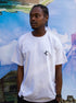 Homme portant un t-shirt gris clair à logo sérigraphié noir sur la poitrine, édition limitée fabriquée localement en coton écoresponsable