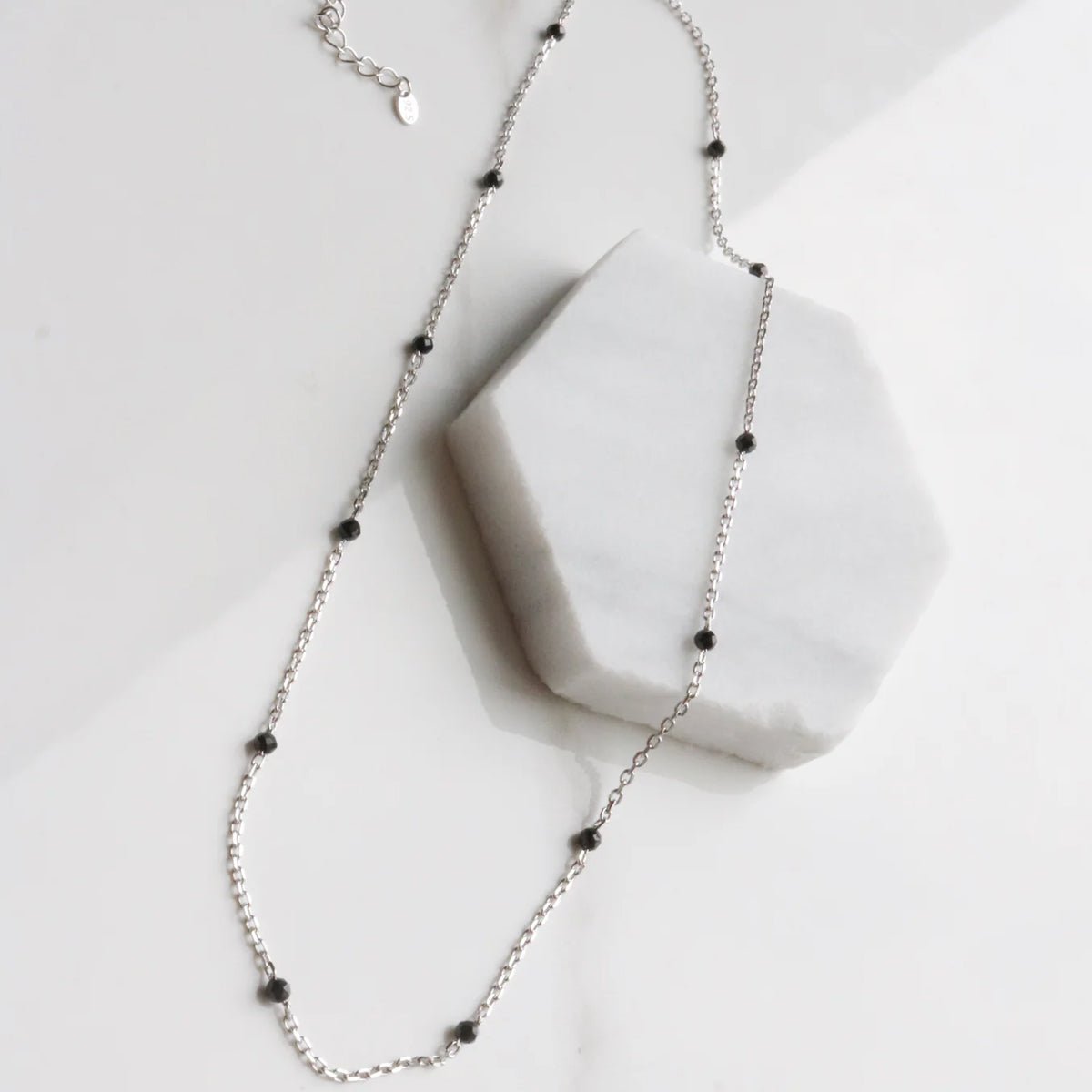 Black spinel relay necklace - Zyrola