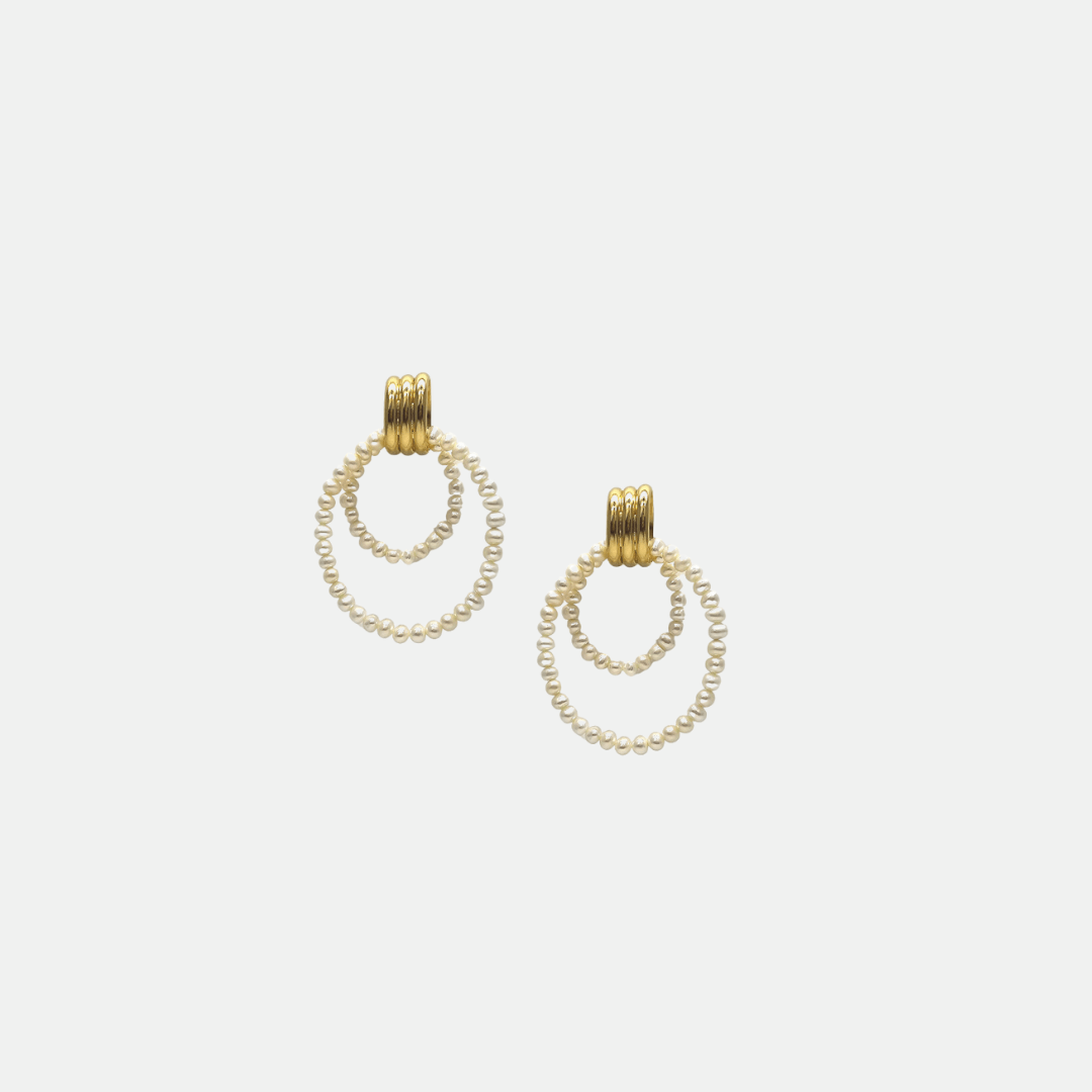 Boucles d’Oreilles Alba – Anneaux Dorés & Perles de Culture – Gisel B - Zyrola