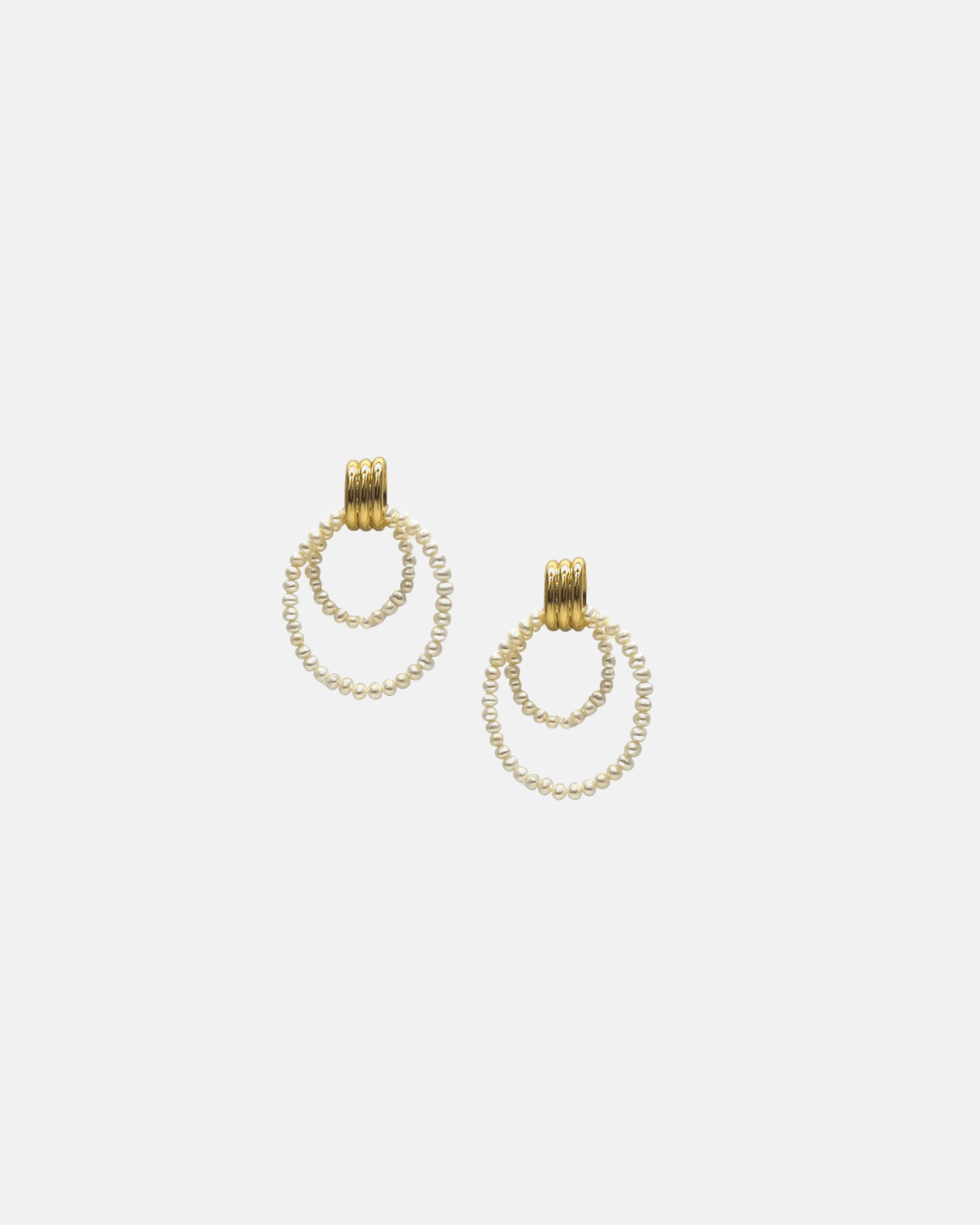 Boucles d’Oreilles Alba – Anneaux Dorés & Perles de Culture – Gisel B - Zyrola
